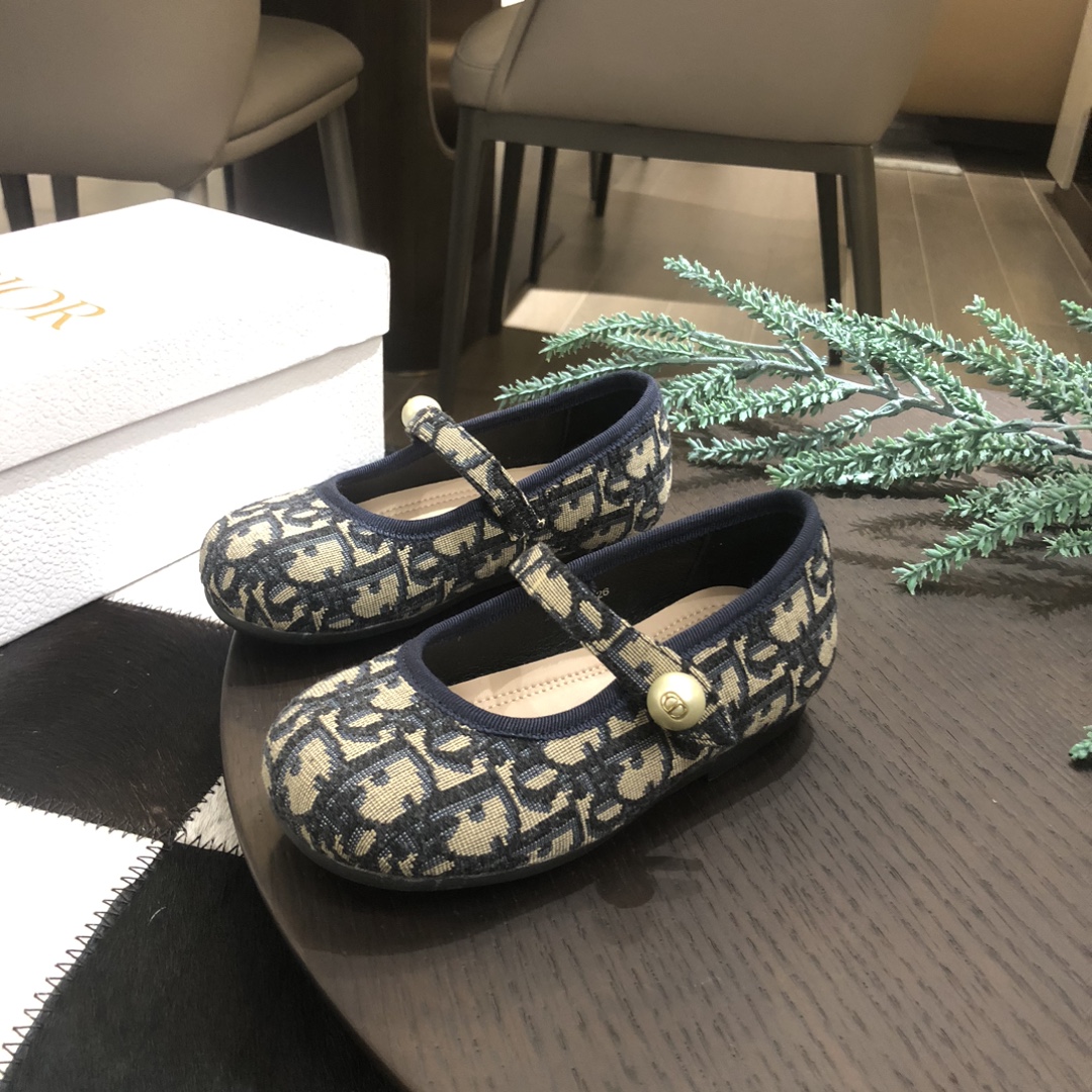 Children's shoes child
